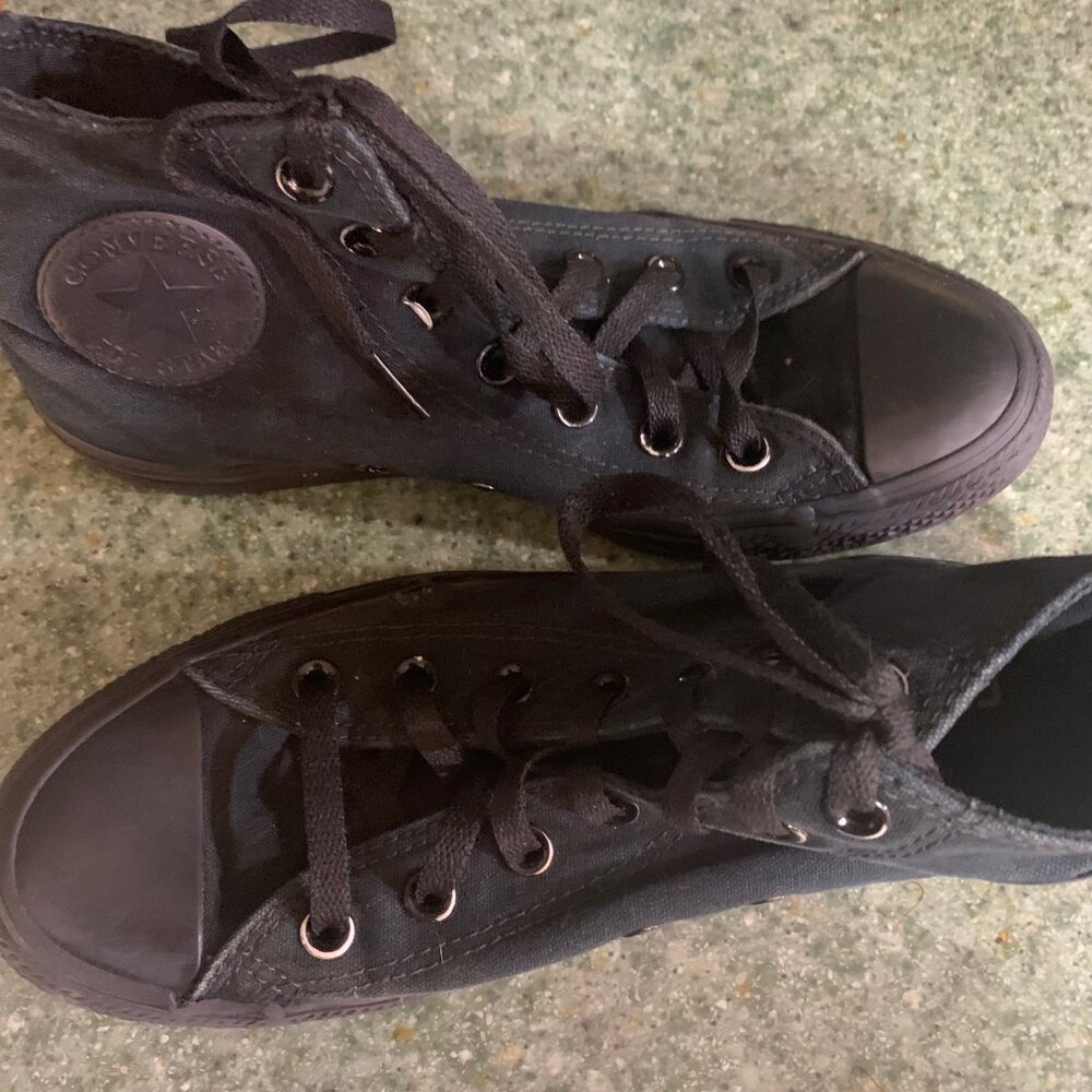 chuck Taylor converse, black